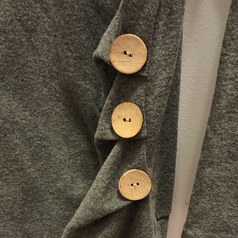 Cozy Gray Long-Sleeve Crewneck Top with Side Button Detail size L - Picture 3 of 5